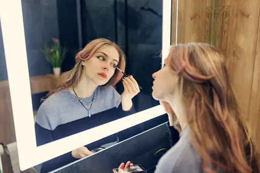 How a LED Makeup Mirror Can Transform Your Beauty Routine